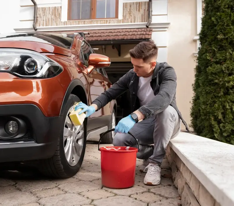 Lavage auto à domicile Pléguien : professionnel intervenant sur un véhicule